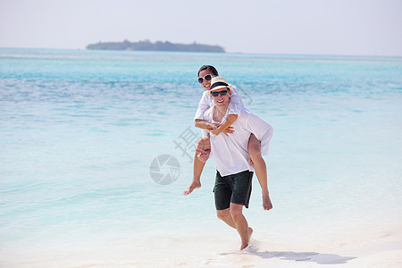 幸福的轻浪漫情侣美丽的海滩上享受快乐的跑步放松图片