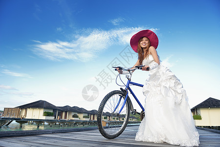 亚洲新娘天空蔚蓝的大海的海滩上戴着纱夏天神奇的岛上度蜜月图片