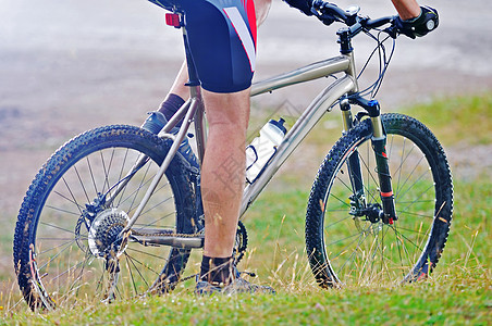 健康的生活方式健身理念与骑自行车男子户外图片