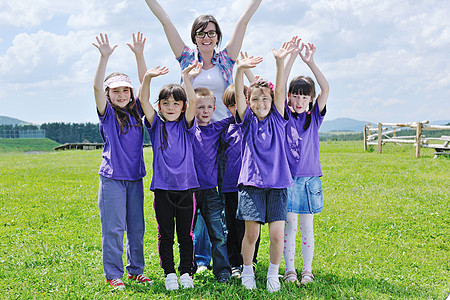 快乐的学龄前儿童小大自然中的户外课堂上玩游戏图片