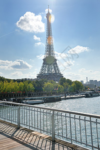 埃菲尔铁塔巴黎,天的旅游旅游景点上,天空湛蓝背景图片