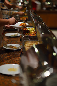 豪华餐厅室内餐饮自助食品,配肉类五颜六色的水果蔬菜图片