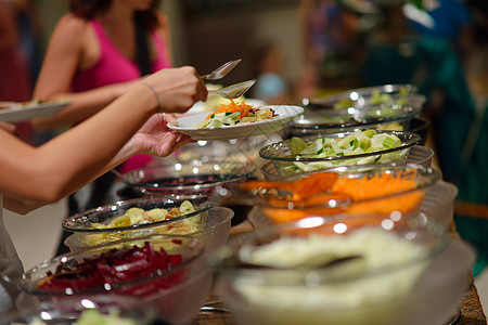 豪华餐厅室内餐饮自助食品,配肉类五颜六色的水果蔬菜图片