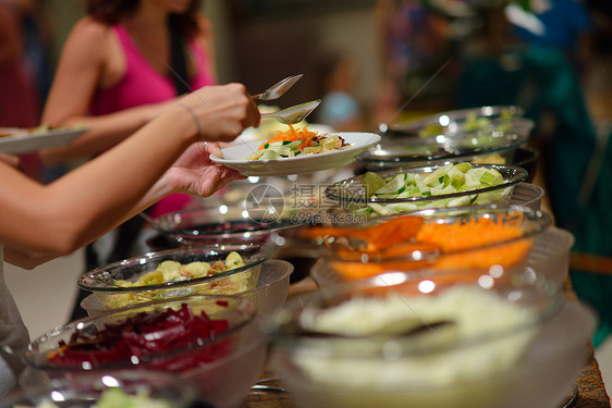 豪华餐厅室内餐饮自助食品,配肉类五颜六色的水果蔬菜图片