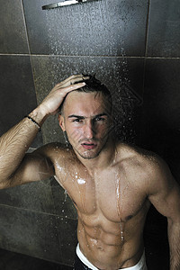 轻的,漂亮的,吸引力的男人,肌肉,身体湿,洗澡时用黑色的瓷砖背景上图片