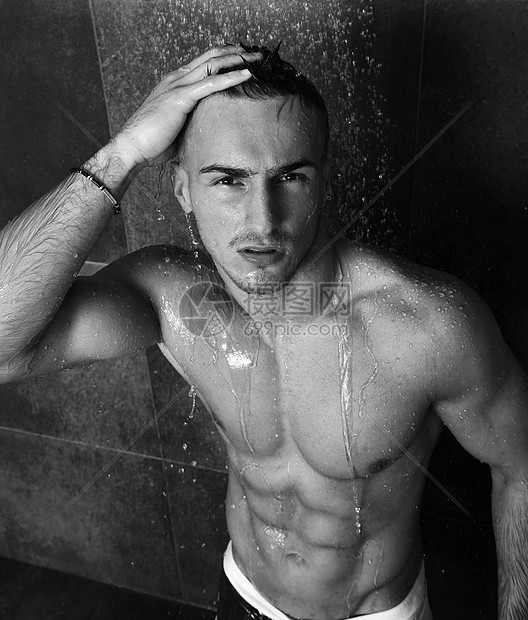 轻的,漂亮的,吸引力的男人,肌肉,身体湿,洗澡时用黑色的瓷砖背景上图片