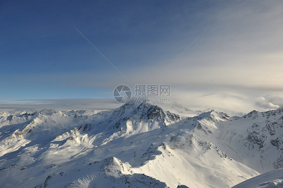 山雪清新日落滑雪胜地法国山谷图片