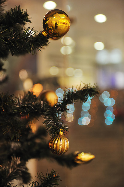 诞节树木装饰特写与模糊的灯光购物中心后门图片