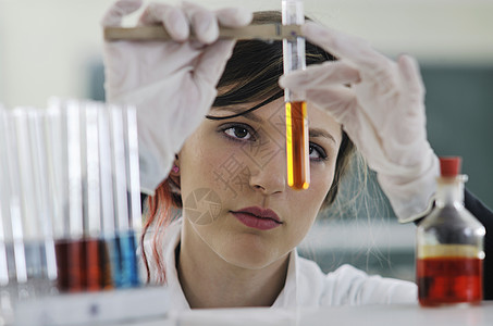 衣服上血素材科学化学课与轻的女学生实验室背景