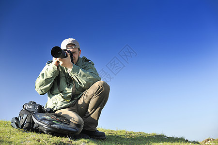 大自然摄影师与数码相机山顶图片