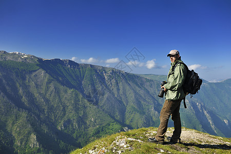 大自然摄影师与数码相机山顶图片