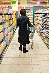 轻女人超市买买食物图片