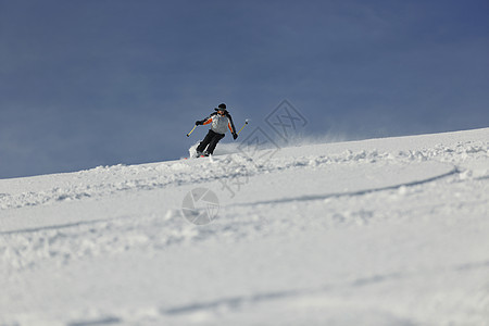 滑雪者美丽的阳光明媚的日子里,冬季免费骑下山图片