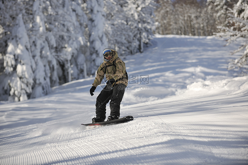 自由式滑雪板跳跃骑自由风格阳光明媚的冬季山上图片