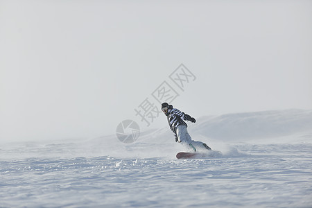 自由式滑雪板跳跃骑自由风格阳光明媚的冬季山上图片