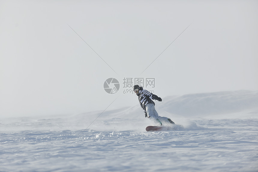 自由式滑雪板跳跃骑自由风格阳光明媚的冬季山上图片