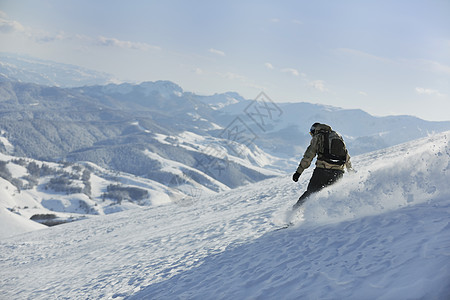 自由式滑雪板跳跃骑自由风格阳光明媚的冬季山上图片