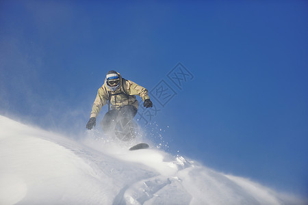 自由式滑雪板跳跃骑自由风格阳光明媚的冬季山上图片