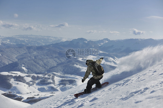 自由式滑雪板跳跃骑自由风格阳光明媚的冬季山上图片