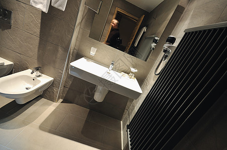 酒店内豪华的现代浴室图片