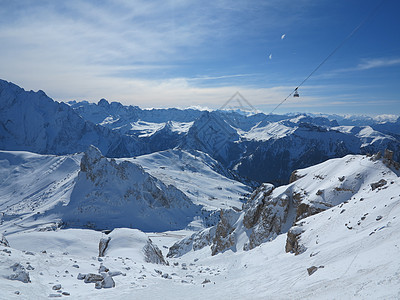 冬季自然景观与山上新鲜的雪图片
