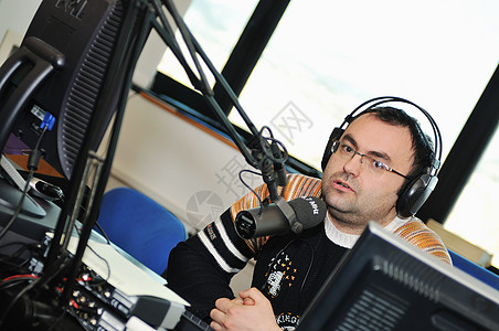 洗漱时听广播背景