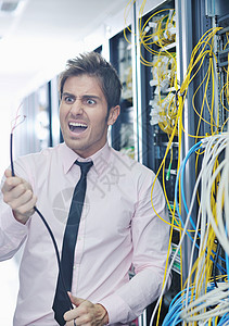 网络服务器机房的IT业务人员存问题,正寻找灾难情况解决方案图片