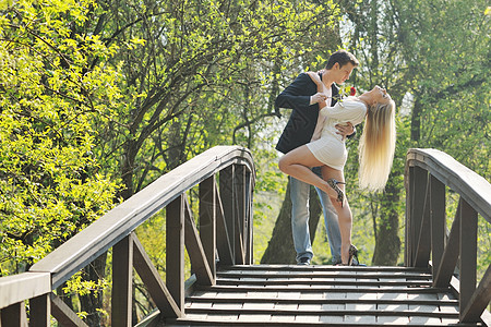 快乐的轻浪漫情侣春天的季节清晨用美丽的灯光户外跳舞图片