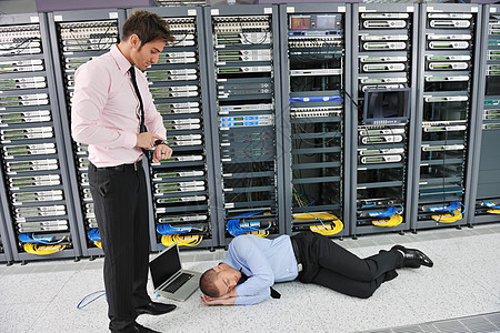 网络服务器机房的IT业务人员存问题,正寻找灾难情况解决方案图片