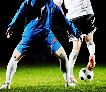 比赛动作跑跳跃决斗足球运动员足球体育场晚上图片