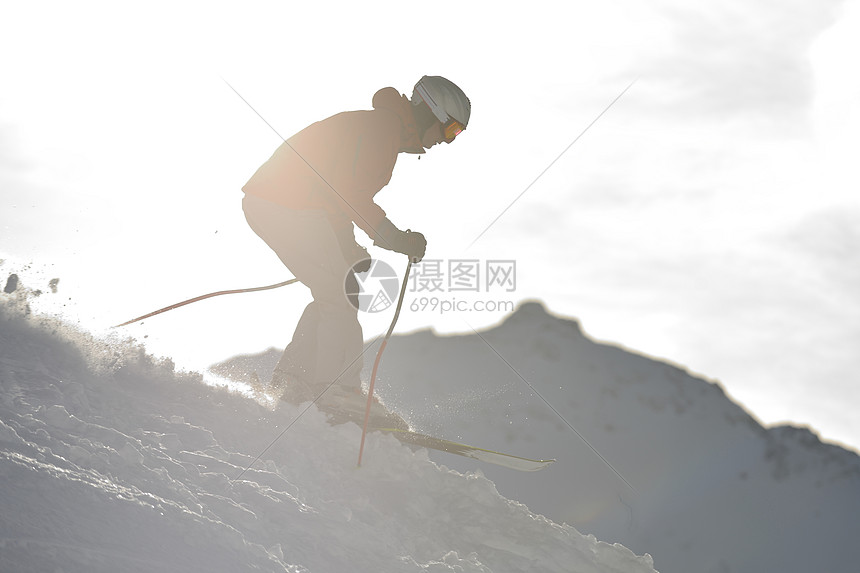 轻的运动员冬季阳光明媚的天,高山坡滑雪运动中玩得很开心图片
