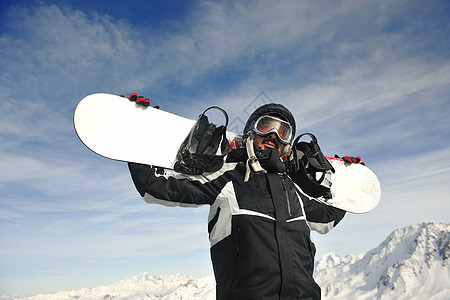快乐的轻人风扇,同时放松雪与滑雪滑雪板运动冬季图片