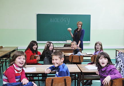 快乐的孩子们学校课堂上笔记,老师学生物学解剖学课程图片