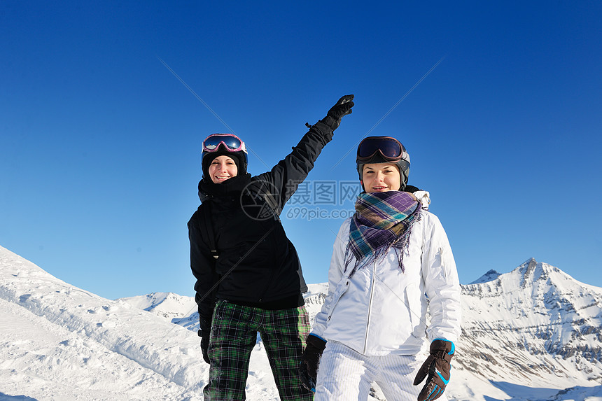 快乐的人体冬季滑雪雪上玩得很开心,山上蓝天新鲜空气图片