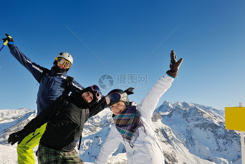 快乐的人体冬季滑雪雪上玩得很开心,山上蓝天新鲜空气图片