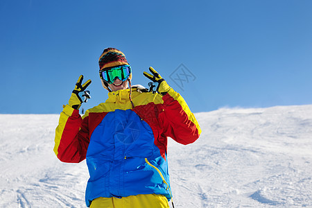 滑雪者新鲜的粉末雪上滑雪,背景太阳山脉图片