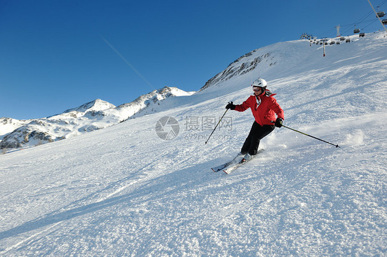 滑雪者从山坡上滑下图片