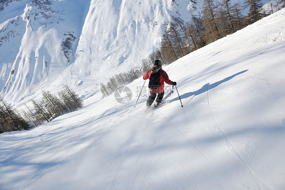 滑雪者从雪山上滑下图片