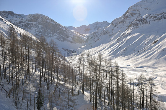 冬季的新鲜雪下,高山图片