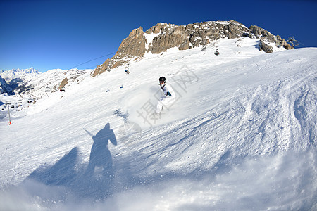 冬季妇女滑雪运动乐趣旅游雪板图片