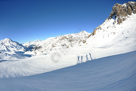 冬季的新鲜雪下,高山图片