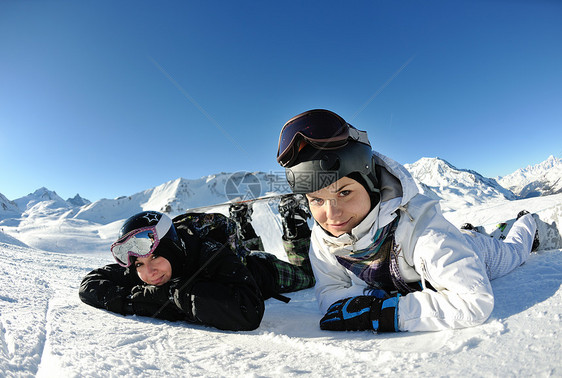 冬季妇女滑雪运动乐趣旅游雪板图片