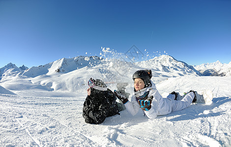 冬季妇女滑雪运动乐趣旅游雪板图片