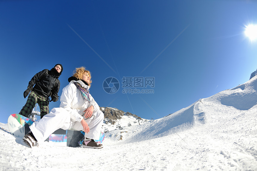 冬季妇女滑雪运动乐趣旅游雪板图片