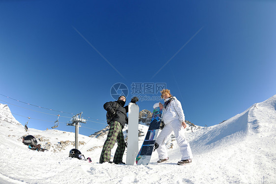 冬季妇女滑雪运动乐趣旅游雪板图片