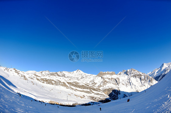 冬季的新鲜雪下,高山图片