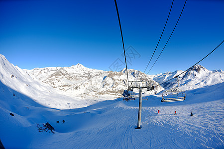 滑雪升降机快乐的滑雪者用垂直运输滑雪度假阳光明媚的冬季雪天图片