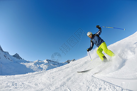 滑雪者新鲜的粉末雪上滑雪,背景太阳山脉背景图片