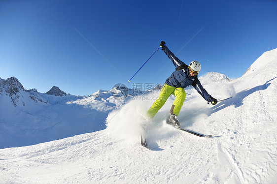 滑雪者新鲜的粉末雪上滑雪,背景太阳山脉图片