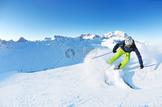 滑雪者新鲜的粉末雪上滑雪,背景太阳山脉图片